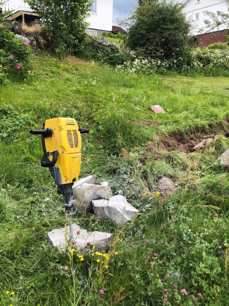 Boring og fjerning av stein i hage